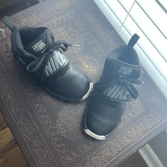 Nike Team Hustle Black Sneaker size 13 - Picture 1 of 6